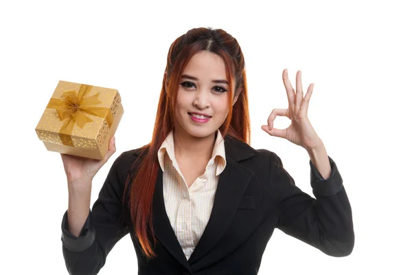 Junge asiatische Geschäftsfrau zeigen ok mit ein Geschenk-Box. — Stockfoto