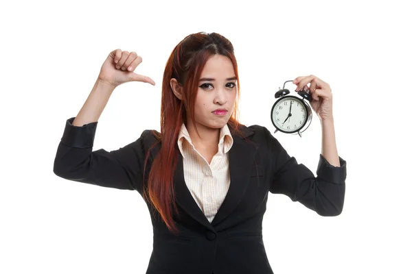 Jeune femme d'affaires asiatique pouces vers le bas avec une horloge . — Photo