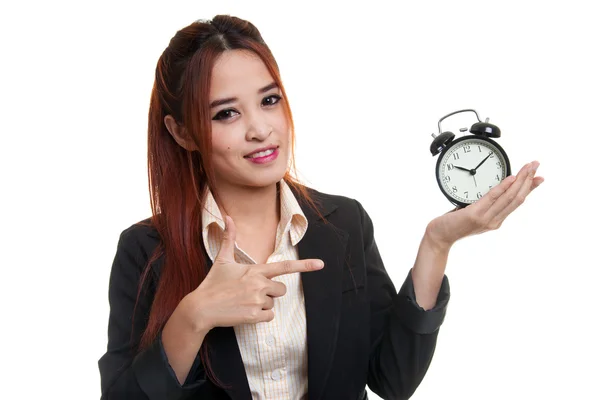 Joven mujer de negocios asiática apuntan a un reloj . —  Fotos de Stock