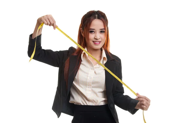 Jeune femme d'affaires asiatique avec ruban à mesurer . — Photo