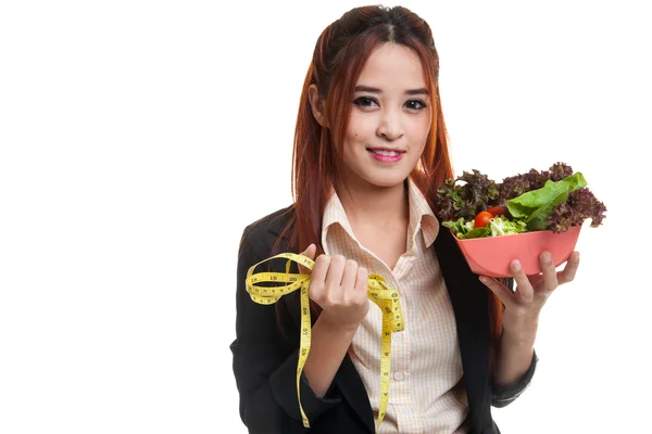 Donna d'affari asiatica sana con metro e insalata . — Foto Stock