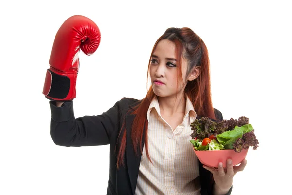 Jeune femme d'affaires asiatique avec gant de boxe et salade . — Photo
