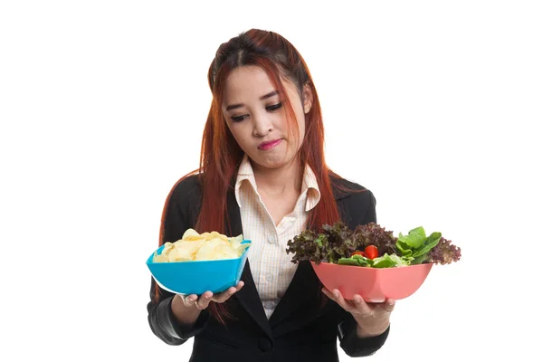 Junge asiatische Geschäftsfrau mit Kartoffelchips und Salat. — Stockfoto