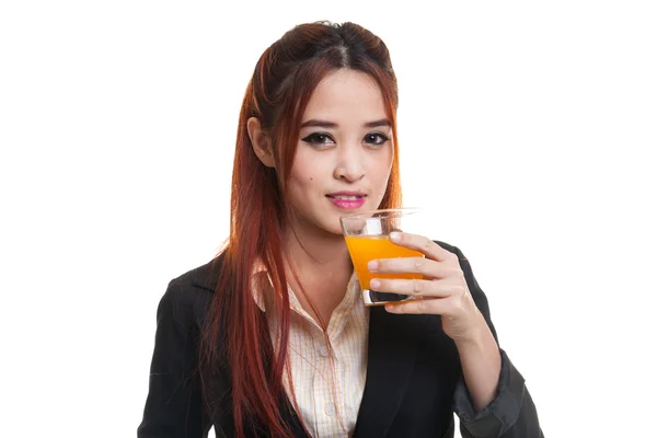 Ung asiatisk kvinna drink apelsin juice. — Stockfoto
