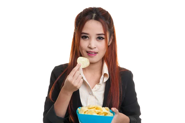 Joven mujer asiática comer papas fritas . —  Fotos de Stock