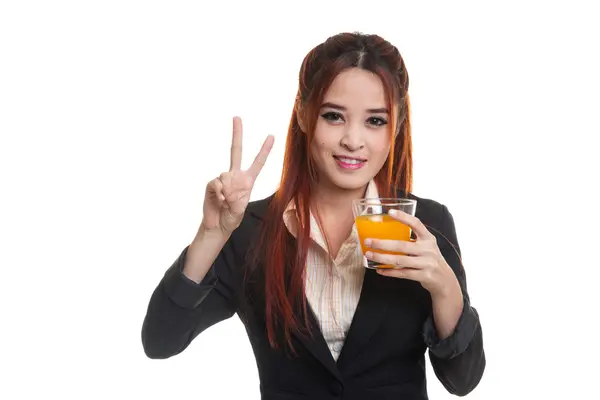Ung asiatisk kvinna Visa seger tecken drink apelsin juice. — Stockfoto