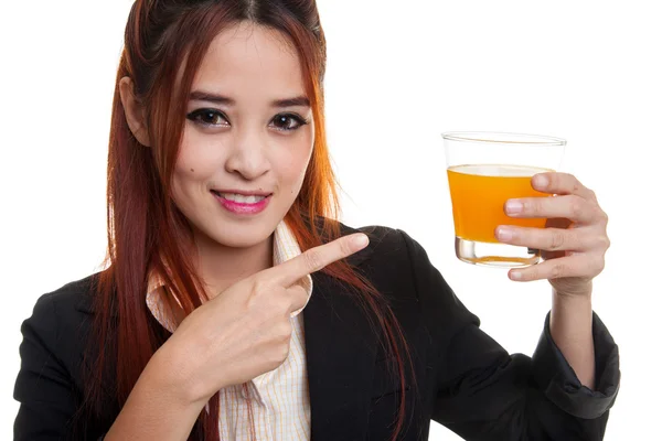 Jovem mulher asiática apontar para suco de laranja . — Fotografia de Stock