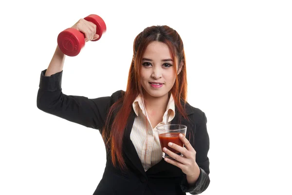 Saludable mujer asiática con mancuerna y jugo de tomate . — Foto de Stock