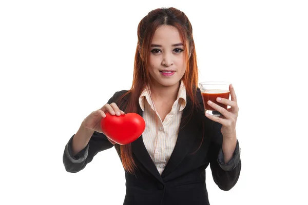 Jovem mulher de negócios asiática com suco de tomate e coração vermelho . — Fotografia de Stock