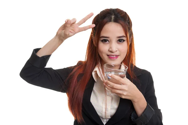 Ung asiatisk kvinna Visa seger tecken med ett glas dricka wat — Stockfoto