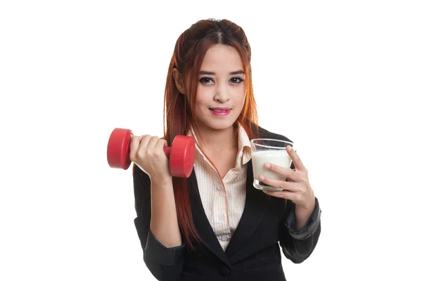 Femme asiatique en bonne santé boire un verre de lait et haltère . — Photo