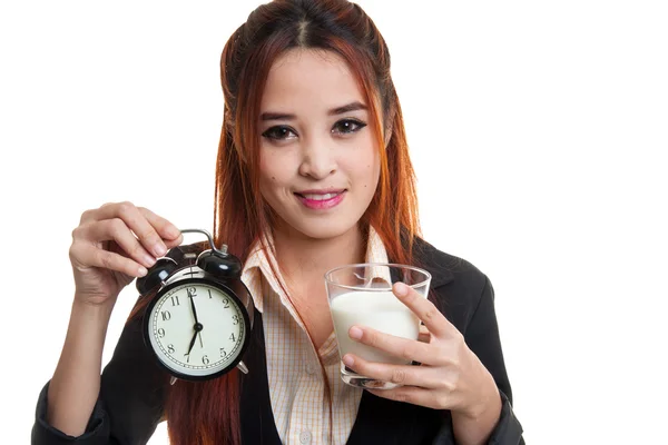 Здорові азіатські жінки питної склянку молока тримати годинник. — стокове фото