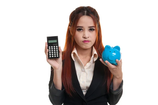 Ongelukkig Aziatische zakenvrouw met Rekenmachine en piggy bank. — Stockfoto