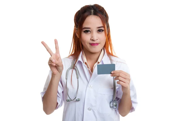 Asiática jovem médico mostrar sinal de vitória com cartão em branco . — Fotografia de Stock