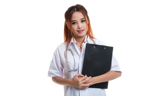 Asian young female doctor smile with a clipboard. — Stock Photo, Image