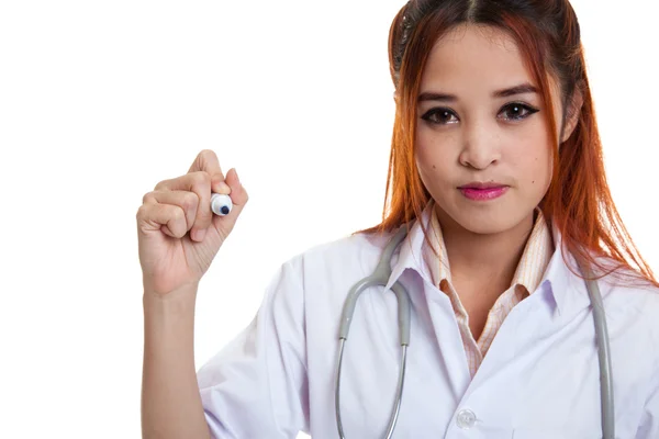 Молодая азиатка-врач с красным маркером в центре внимания на маркере . — стоковое фото