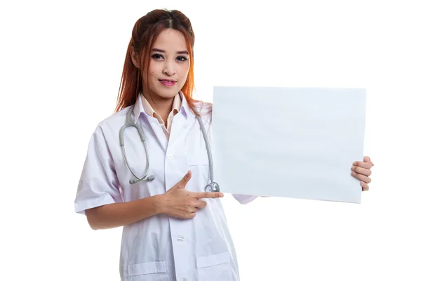 Joven mujer asiática médico punto a un signo en blanco . —  Fotos de Stock