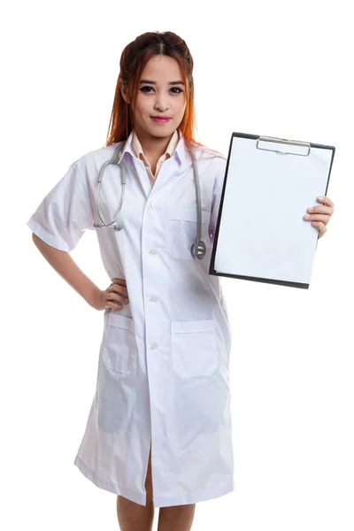 Young Asian female doctor show a blank clipboard. — Stock Photo, Image