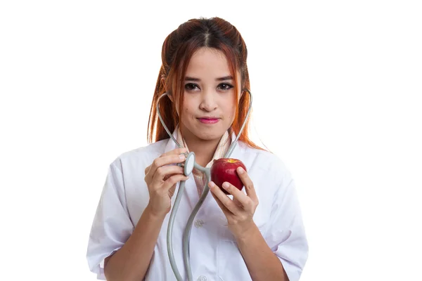 Młodych azjatyckich kobiet lekarza słuchając jabłka z stethosco — Zdjęcie stockowe