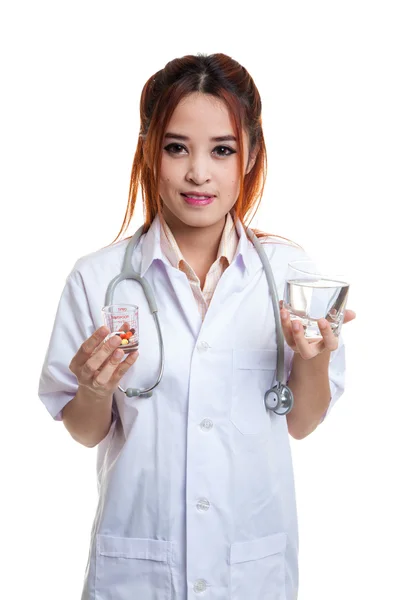 Jeune asiatique femme médecin avec de l'eau et de la médecine . — Photo