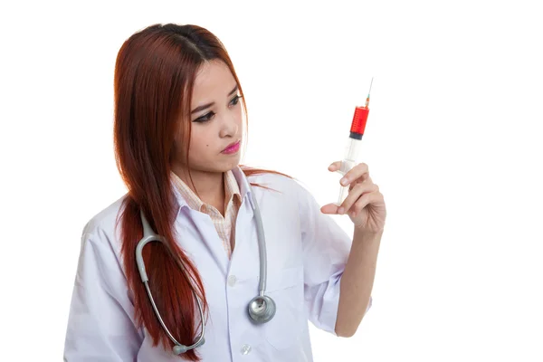 Jovem asiática médica olhar para a seringa . — Fotografia de Stock