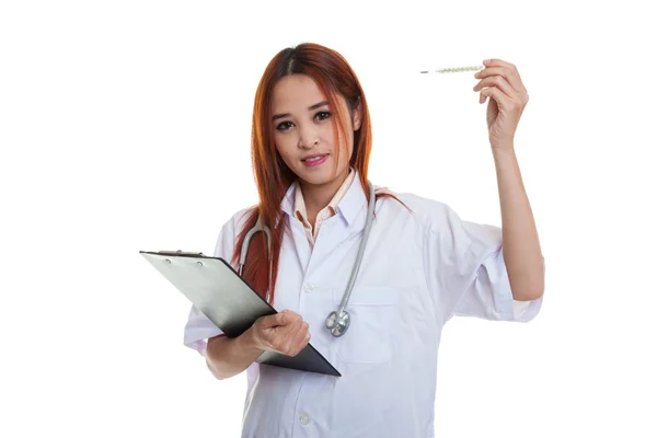 年轻的亚洲女医生与温度计和剪贴板. — 图库照片