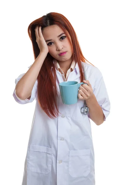 Porträt einer jungen asiatischen Ärztin hat Kopfschmerzen. — Stockfoto