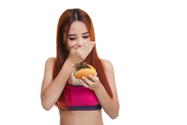 Mooie Aziatische gezond meisje geniet van eten hamburger. — Stockfoto