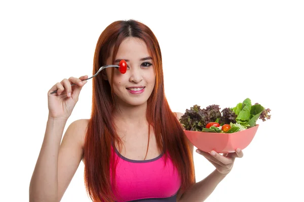 Bella asiatica ragazza sana godere di mangiare insalata . — Foto Stock