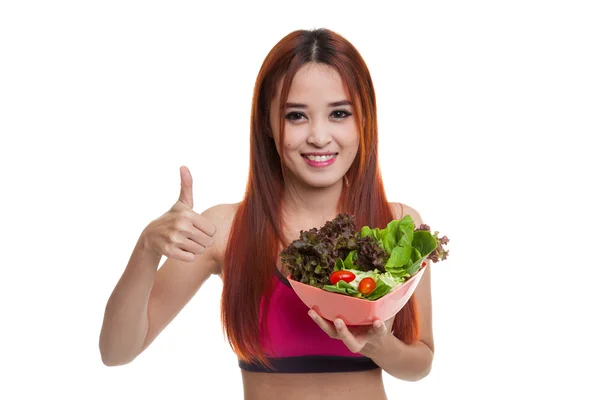 Mooie Aziatische gezond meisje duimen omhoog met salade. — Stockfoto