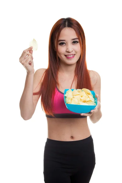 Schöne asiatische gesunde Mädchen essen Kartoffelchips. — Stockfoto