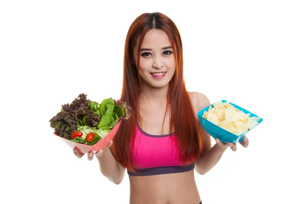 Schöne asiatische gesunde Mädchen Salat und Kartoffelchips. — Stockfoto