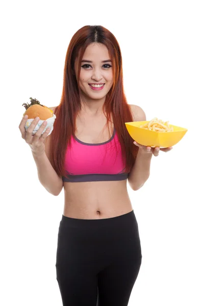 Güzel Asyalı sağlıklı kız hamburger ve patates kızartması ile. — Stok fotoğraf