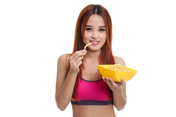 Hermosa chica sana asiática comer papas fritas . — Foto de Stock