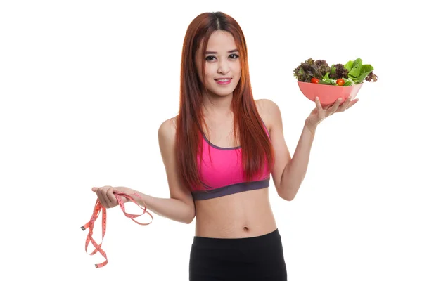 Menina saudável asiática bonita com fita métrica e salada . — Fotografia de Stock