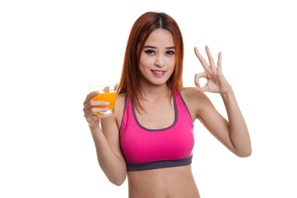 Красивая азиатская здоровая девушка пьет апельсиновый сок показать OK знак — стоковое фото