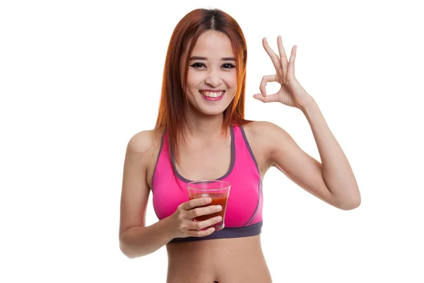 Красивые здоровые азиатские девушки шоу ОК с томатным соком . — стоковое фото