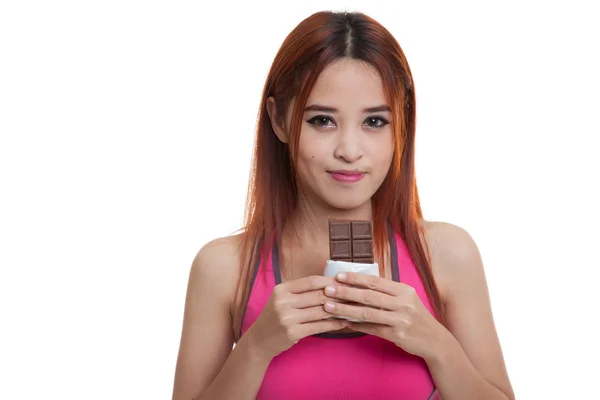 Gyönyörű, egészséges ázsiai lány szereti a csokoládét. — Stock Fotó