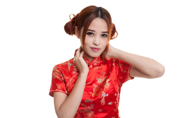 Asiatisk flicka i cheongsam kinesisk klänning. — Stockfoto