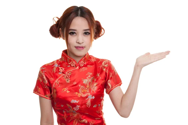 Asiatische Mädchen in chinesischem Cheongsam-Kleid präsentieren Leerraum mit h — Stockfoto