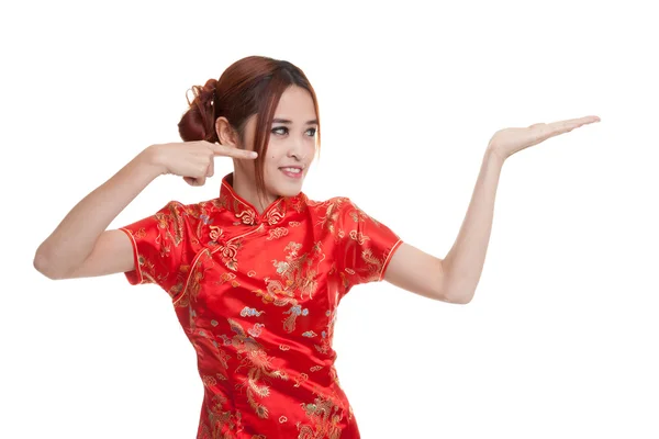중국 치파오 드레스 포인트 h에 빈 공간에 아시아 소녀 — 스톡 사진