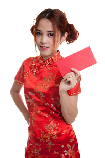 中国のチャイナ ドレスでアジアの少女ドレス赤い封筒. — ストック写真
