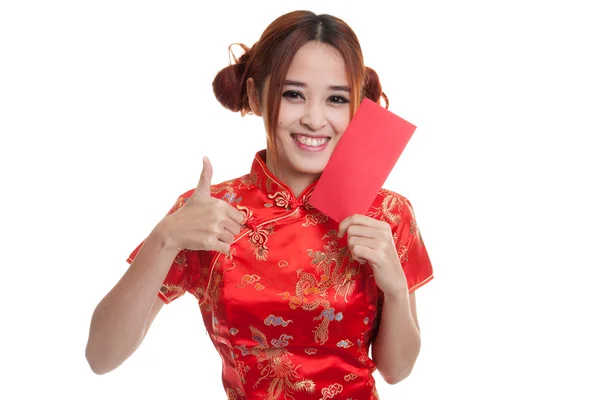 Asiatisk tjej i kinesiska cheongsam klänning tummen upp med röda omsluta — Stockfoto