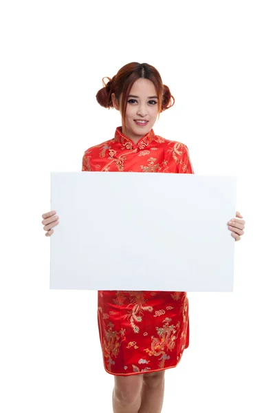 Asiática chica en chino cheongsam vestido con rojo en blanco signo . — Foto de Stock