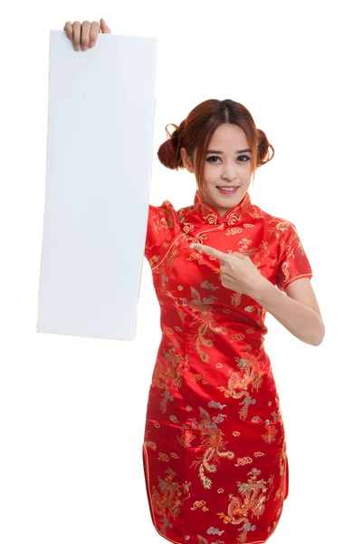 Asiatisk tjej i kinesiska cheongsam klänning med röda tomt tecken. — Stockfoto