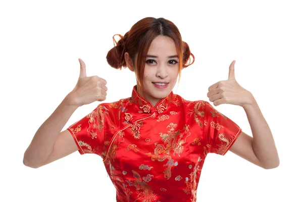 Asiatisk tjej i kinesiska cheongsam klänning tummen upp. — Stockfoto