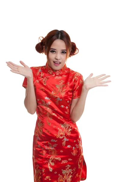 Excited Asian girl in chinese cheongsam dress. — Stock Photo, Image