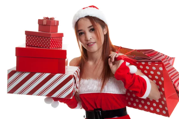 Asiatisches Weihnachtsmann-Mädchen mit Einkaufstaschen und Geschenk. — Stockfoto