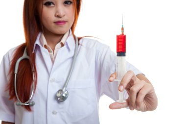 Genç Asyalı kadın doktor gülümseme tutun şırınga odak şırınga.