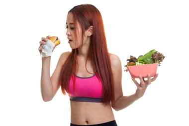 Güzel Asyalı sağlıklı kız salata ve hamburger ile.